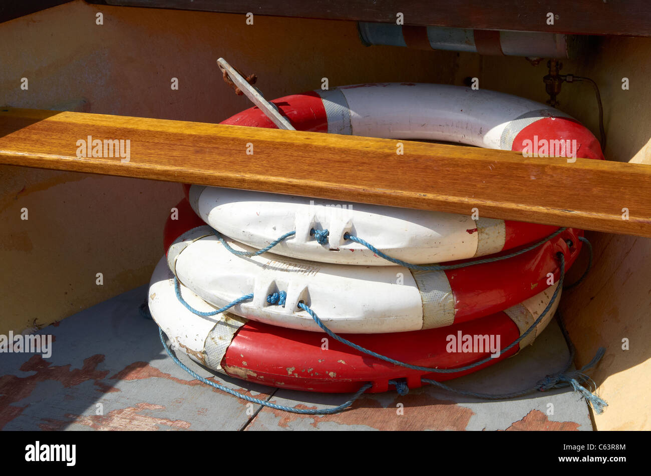 Cinturones salvavidas estibado bajo el asiento de un barco de alquiler,  Cerveza playa, Devon, Inglaterra Fotografía de stock - Alamy