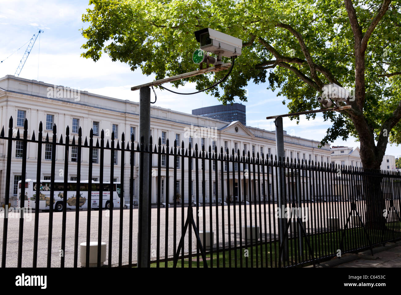 Cámaras de seguridad fuera de los cuarteles Wellington en forma de jaula de Londres andando Foto de stock