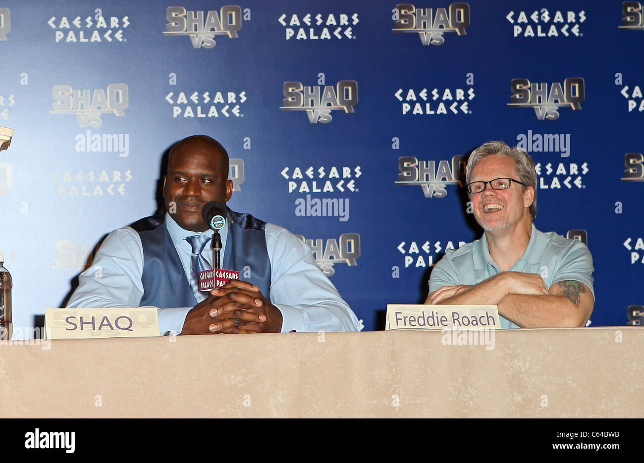 Shaquille O'Neal, Freddie Roach en la asistencia para la conferencia de prensa en el Caesar's Palace para ABC's SHAQ VS., Caesar's Palace Hotel Foto de stock