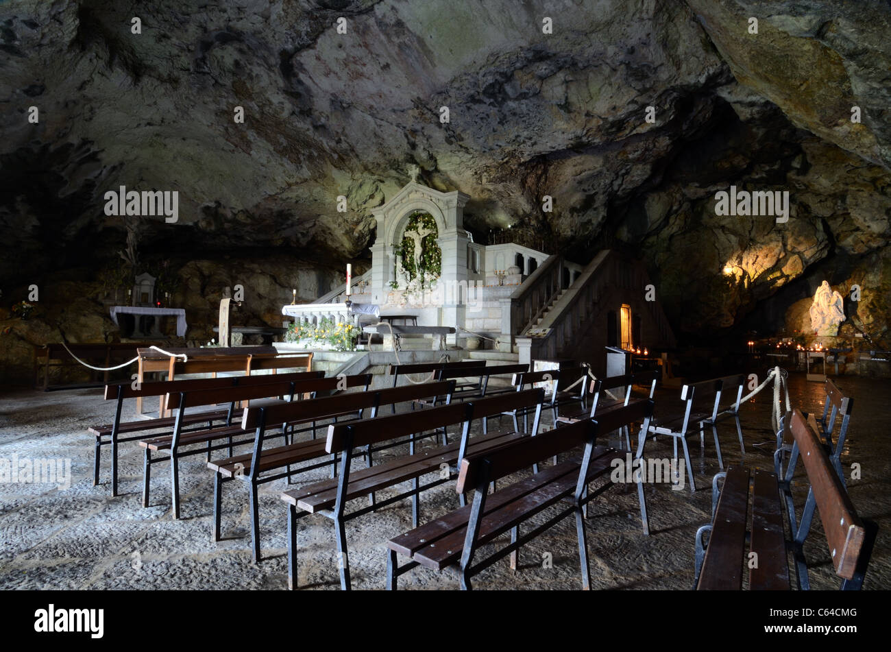 Santa Cueva de María Magdalena, Santuario o Gruta, Macizo de Sainte-Baume o Montaña de Sainte Baume, Provenza, Francia Foto de stock