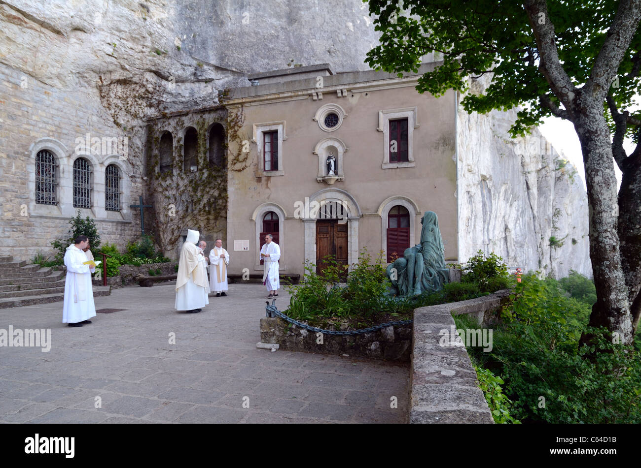 Monjes dominicanos en el patio del Monasterio de la María Magdalena