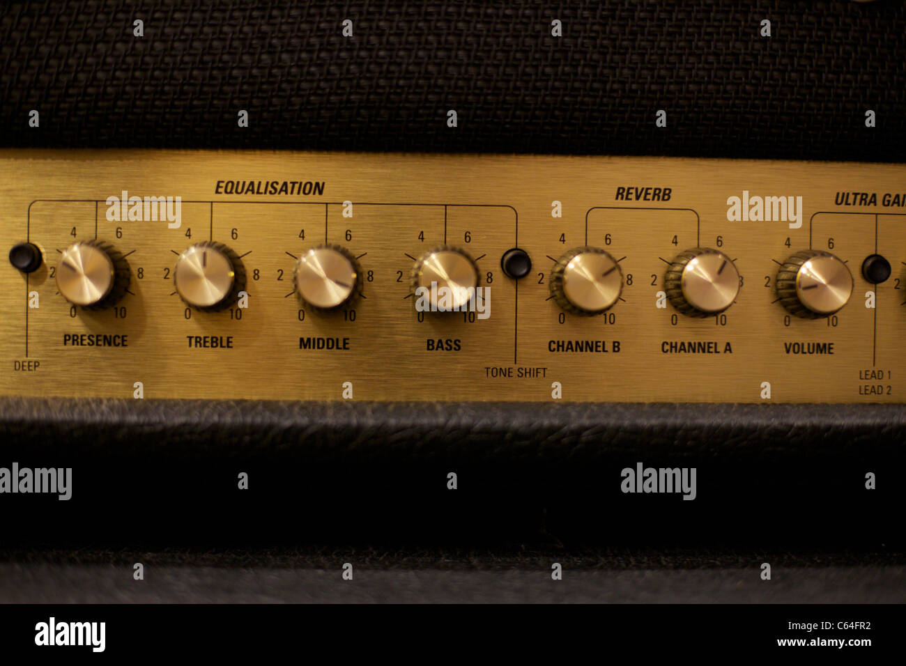 El estudio de grabación de mesa de mezclas con reverberación y el  ecualizador de consola de instalaciones Fotografía de stock - Alamy