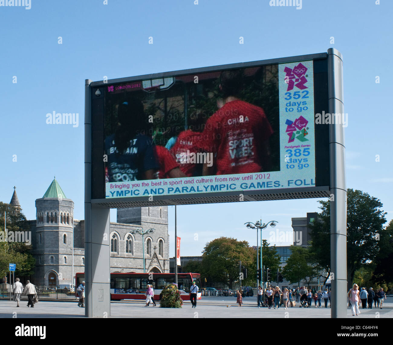 Un largo disparo de una pantalla gigante en el centro de la ciudad de Plymouth publicidad de los Juegos Olímpicos. Foto de stock