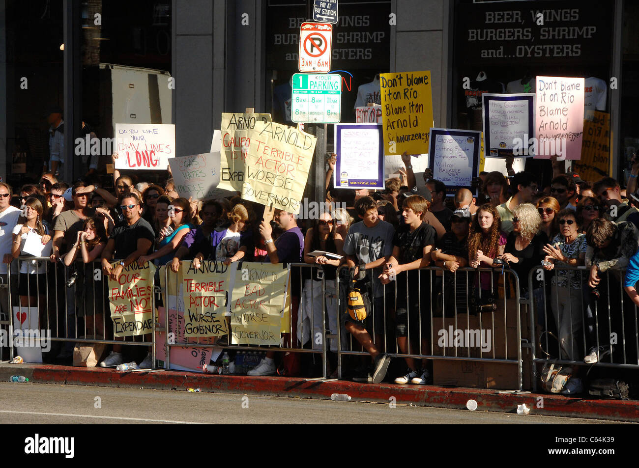 Los manifestantes en la terminal de llegadas para consumibles Premiere, Grauman's Chinese Theatre, Los Angeles, CA El 3 de agosto de 2010. Foto por: Michael Germana/Everett Collection Foto de stock