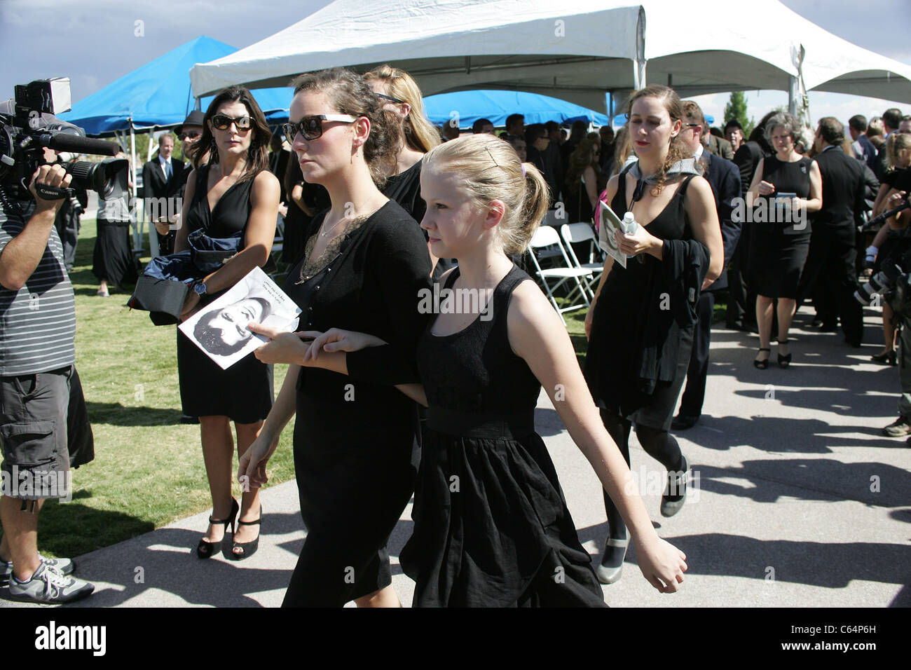 Tony Curtis familia en una aparición pública para servicios funerales para el actor Tony Curtis, Palmas mortuorias, Henderson, NV el 4 de octubre de 2010. Foto por: James Atoa/Everett Collection Foto de stock