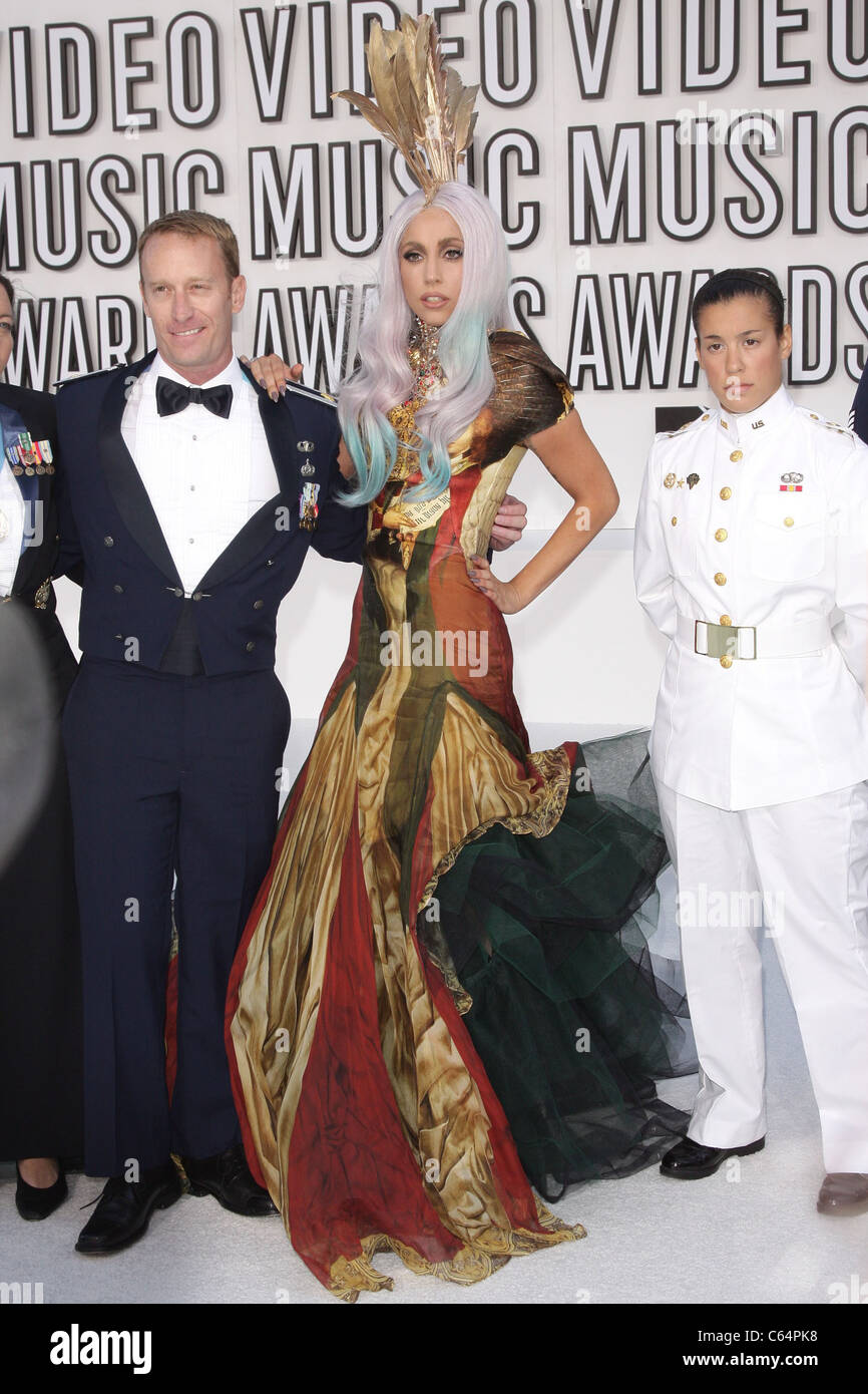Lady GaGa (llevando un vestido de Alexander McQueen) en la terminal de llegadas de 2010 MTV Video Music Awards VMA's - Llegadas - NO IMPRIME EL USO DE . hasta el 9/16/2010, Lady GaGa (llevando un vestido de Alexander McQueen) en la terminal de llegadas de 2010 MTV Video Music Awards VMA's - Llegadas - NO IMPRIME EL USO DE . hasta el 9/16/2010,