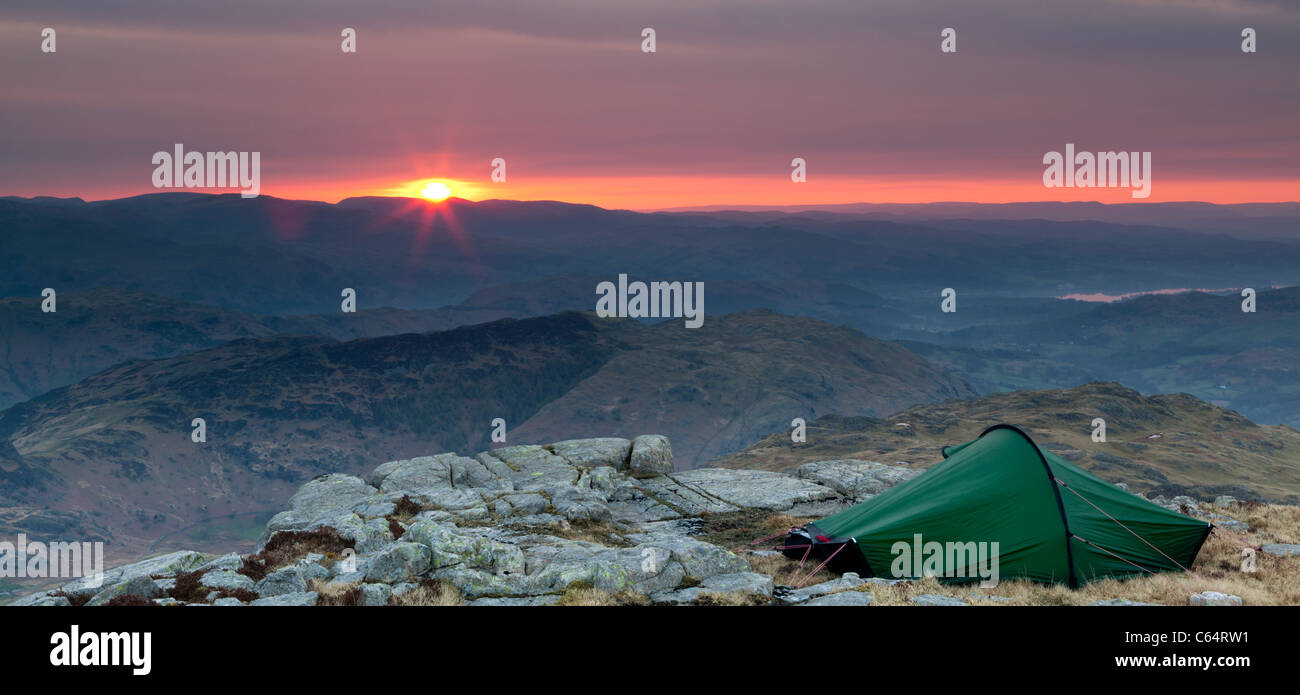 Wild Camp Sunrise, Cumbre de Pike O Blisco, Langdale, Lake District, RU Foto de stock