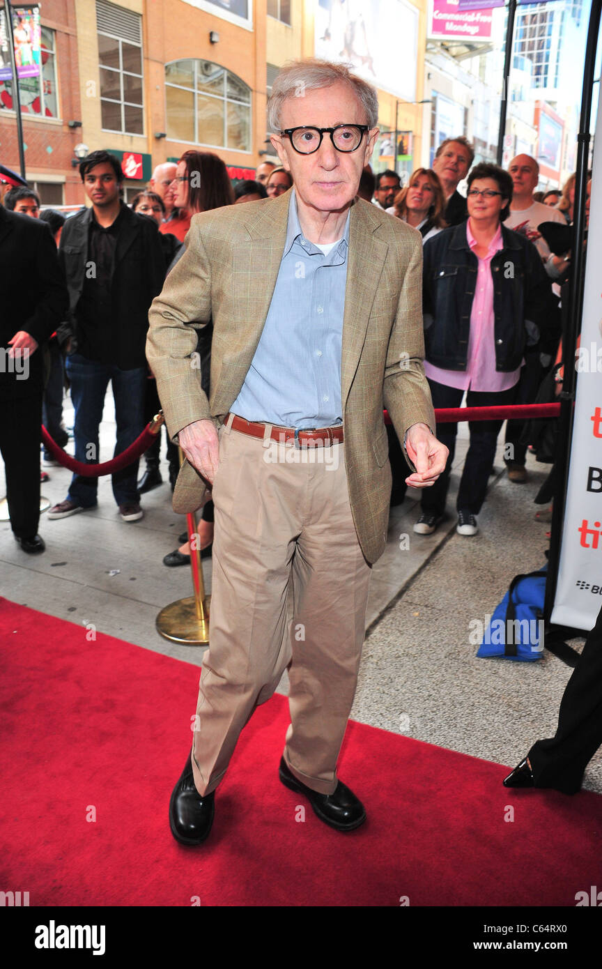 En la terminal de llegadas de Woody Allen CONOCERÁS A TALL DARK STRANGER Estreno en el Festival Internacional de Cine de Toronto (TIFF), Elgin Theatre, en Toronto, el 12 de septiembre de 2010. Foto por: Gregorio T. Binuya/Everett Collection Foto de stock