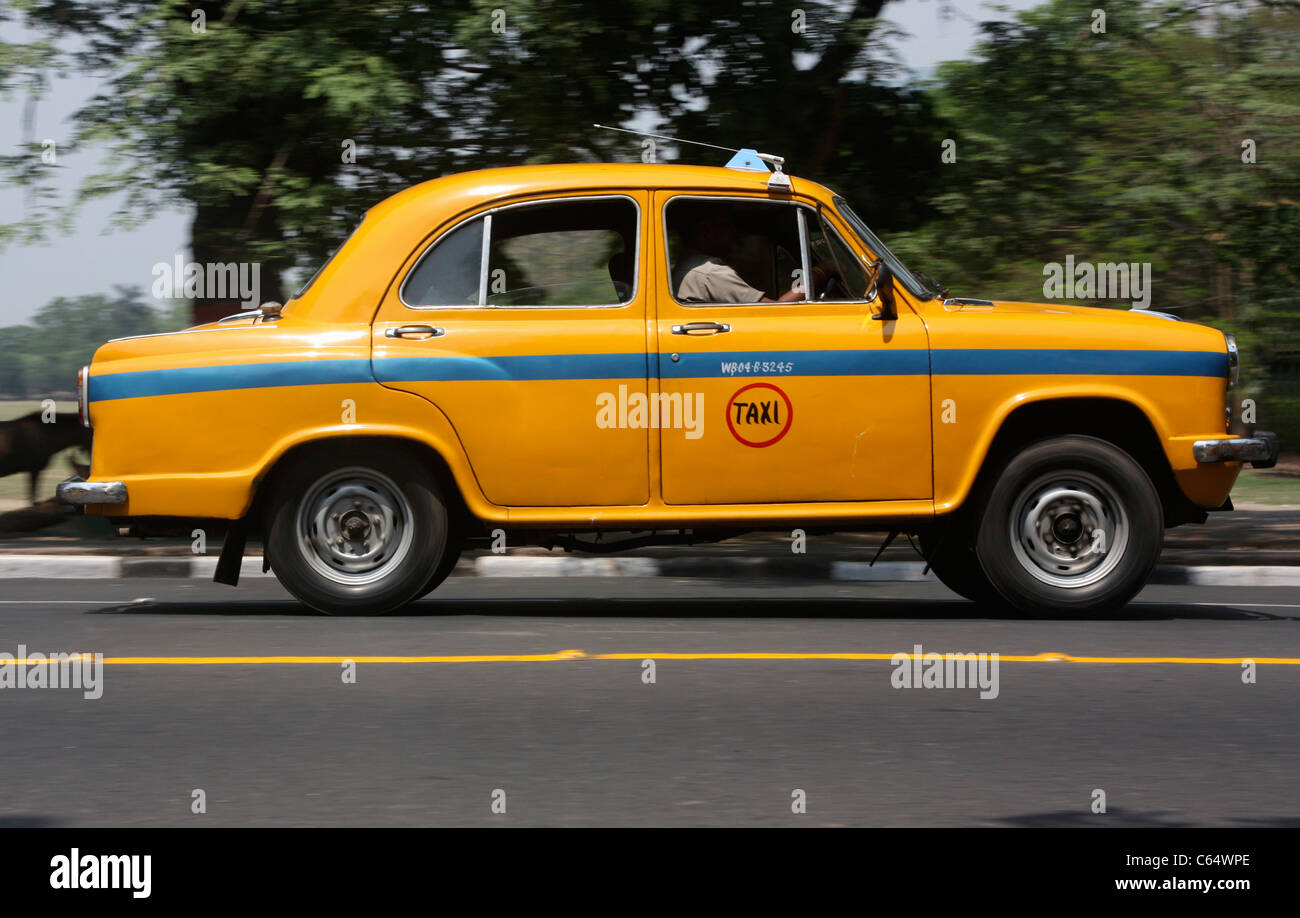 El embajador taxi acelera a través de las calles de Calcuta, India Foto de stock