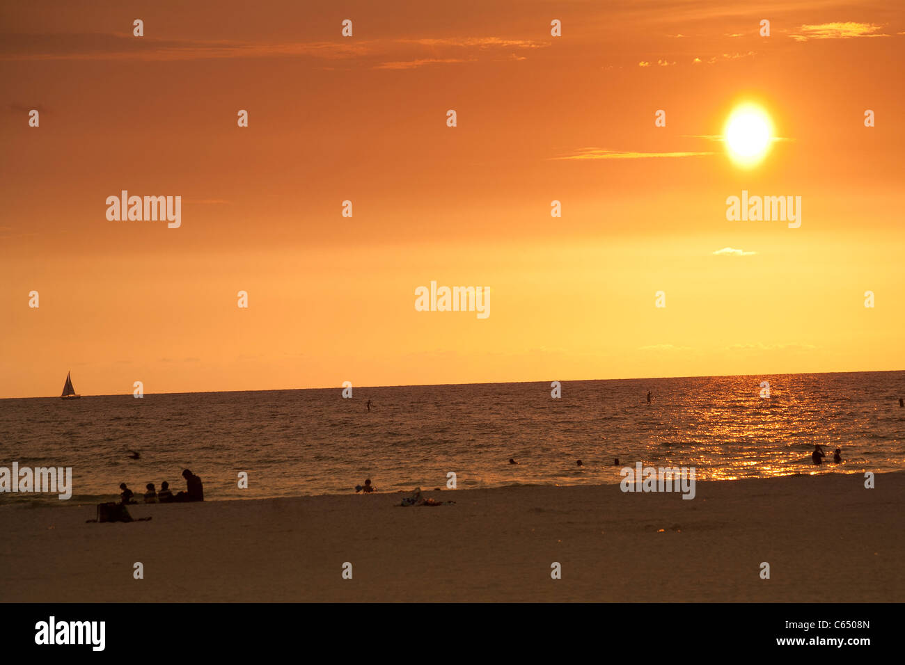 Atardecer en la playa de Clearwater Beach, FL. Foto de stock