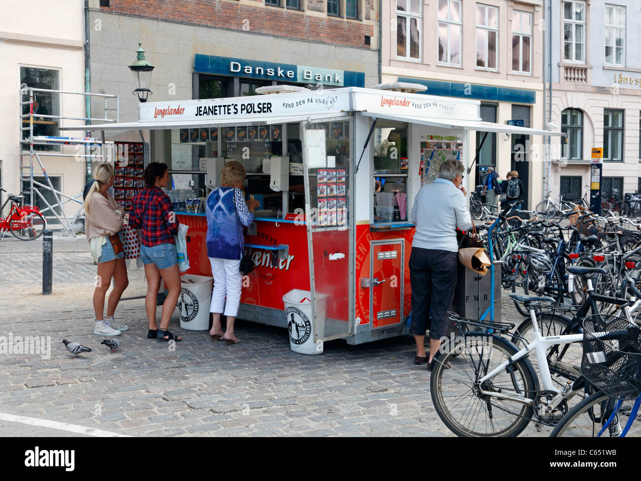 Un típico y clásico danés pølsevogn, hot dog stand, en la principal calle peatonal,Strøget, Stroeget, en Copenhague, Dinamarca Foto de stock