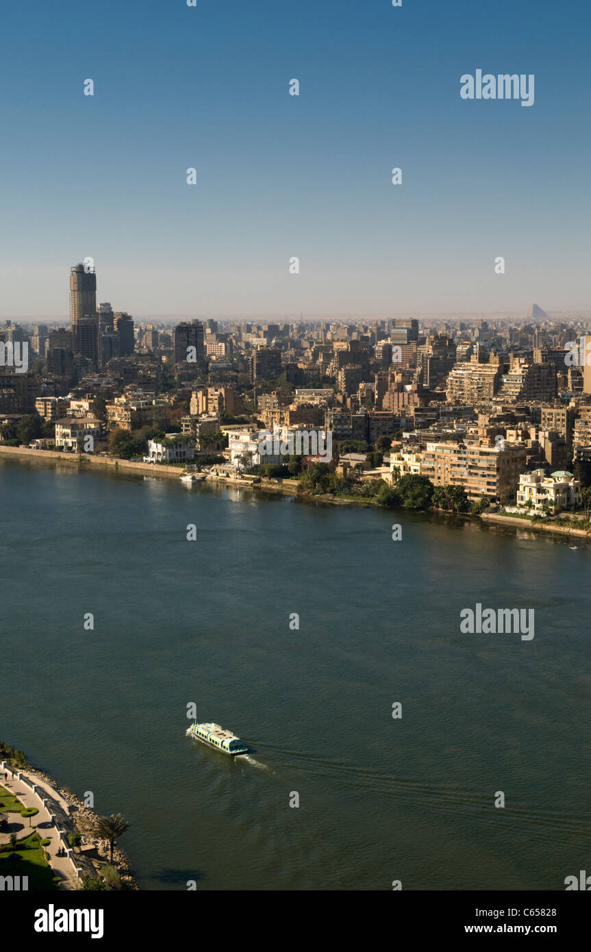 Río Nilo y la ciudad de El Cairo Egipto Foto de stock