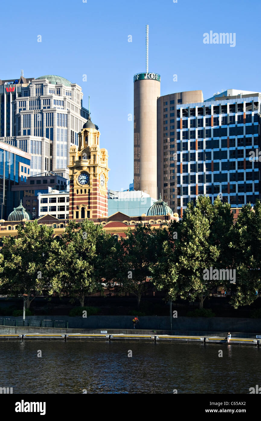 La estación de tren de Flinders Street y la construcción de edificios de oficinas del distrito central de negocios de Melbourne en Australia con victoria por el Río Yarra. Foto de stock