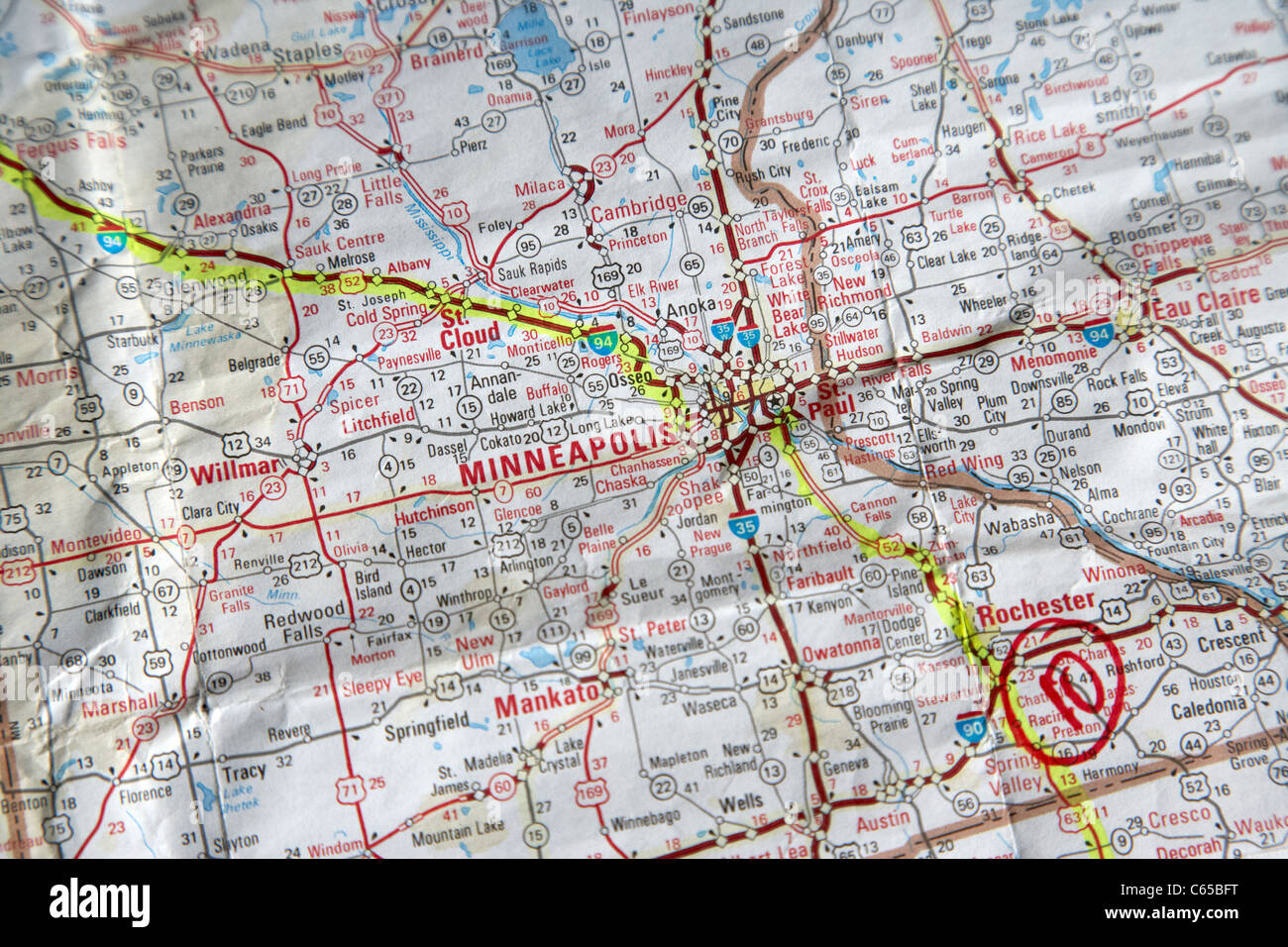 Mapa de carreteras de los Estados Unidos con la ruta prevista en el marcador a través de Minneapolis, Minnesota, EE.UU. Foto de stock