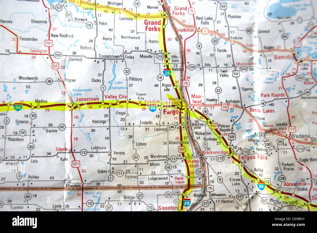 Mapa de carreteras de Estados Unidos con recorridos planificados en Fargo, North Dakota resaltador a través de EE.UU. Foto de stock