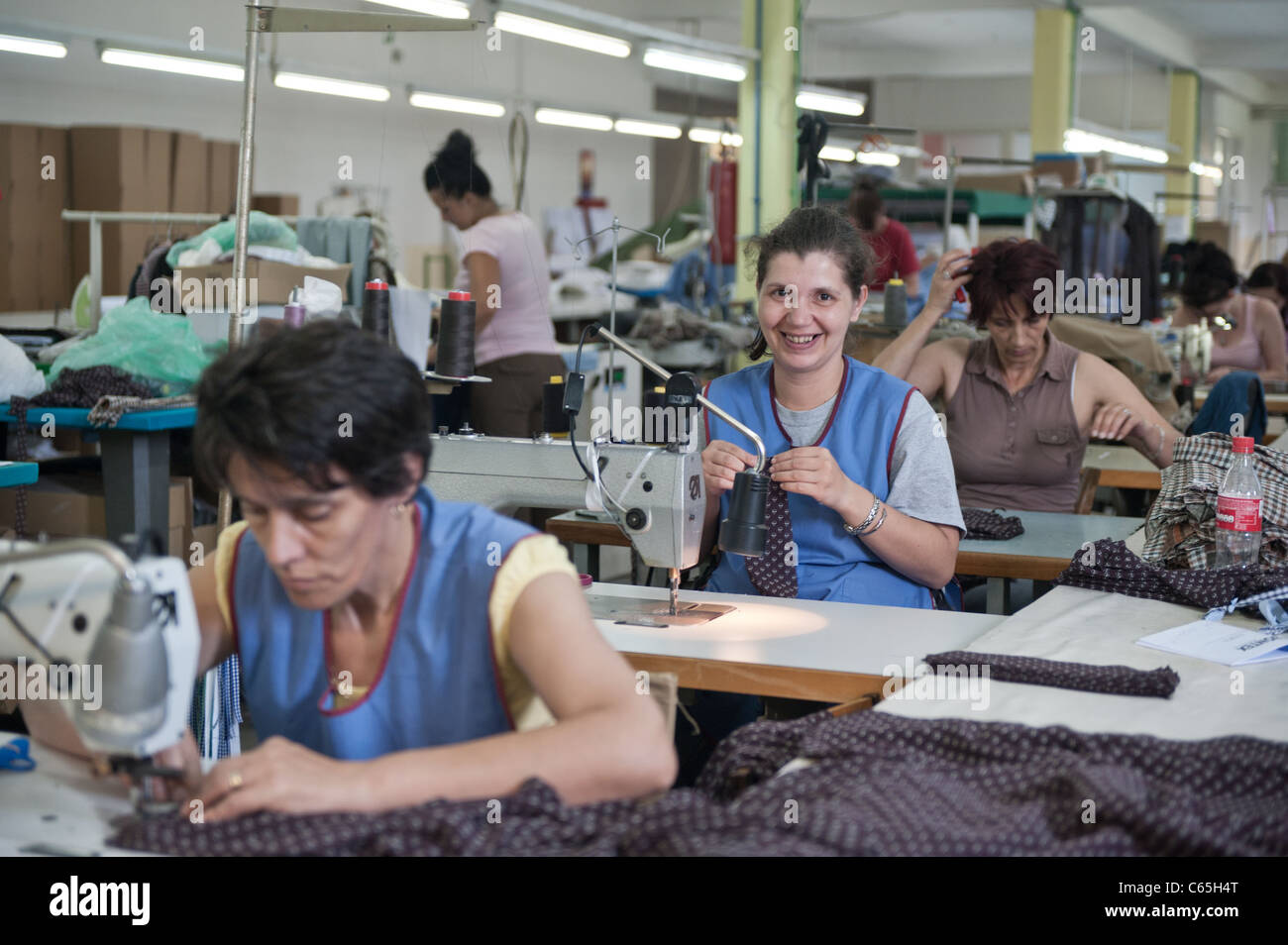 Un trabajador de la línea de producción en la fábrica de confección de  camisas en centro ciudad bosnia de Maglaj Fotografía de stock - Alamy