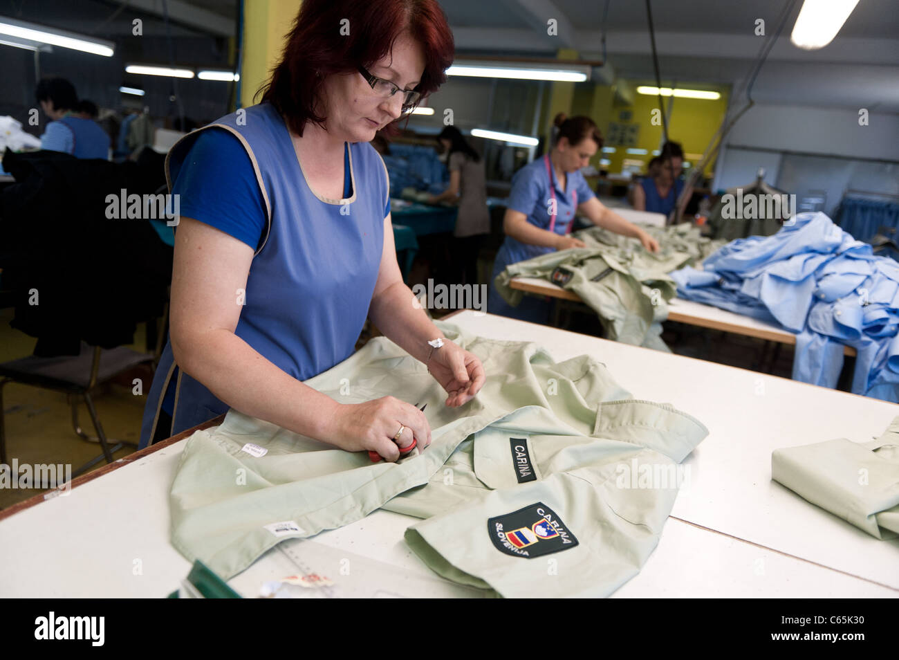 Los trabajadores en la fábrica de confección de camisas haciendo el control  de calidad Fotografía de stock - Alamy