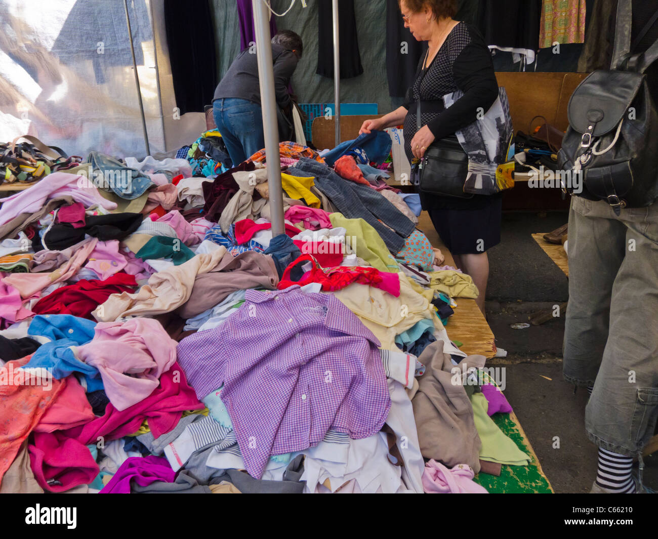 París, Francia, Mujer mayor de compras para ropa usada en Montreuil  Suburban Flea Market ropa Fotografía de stock - Alamy