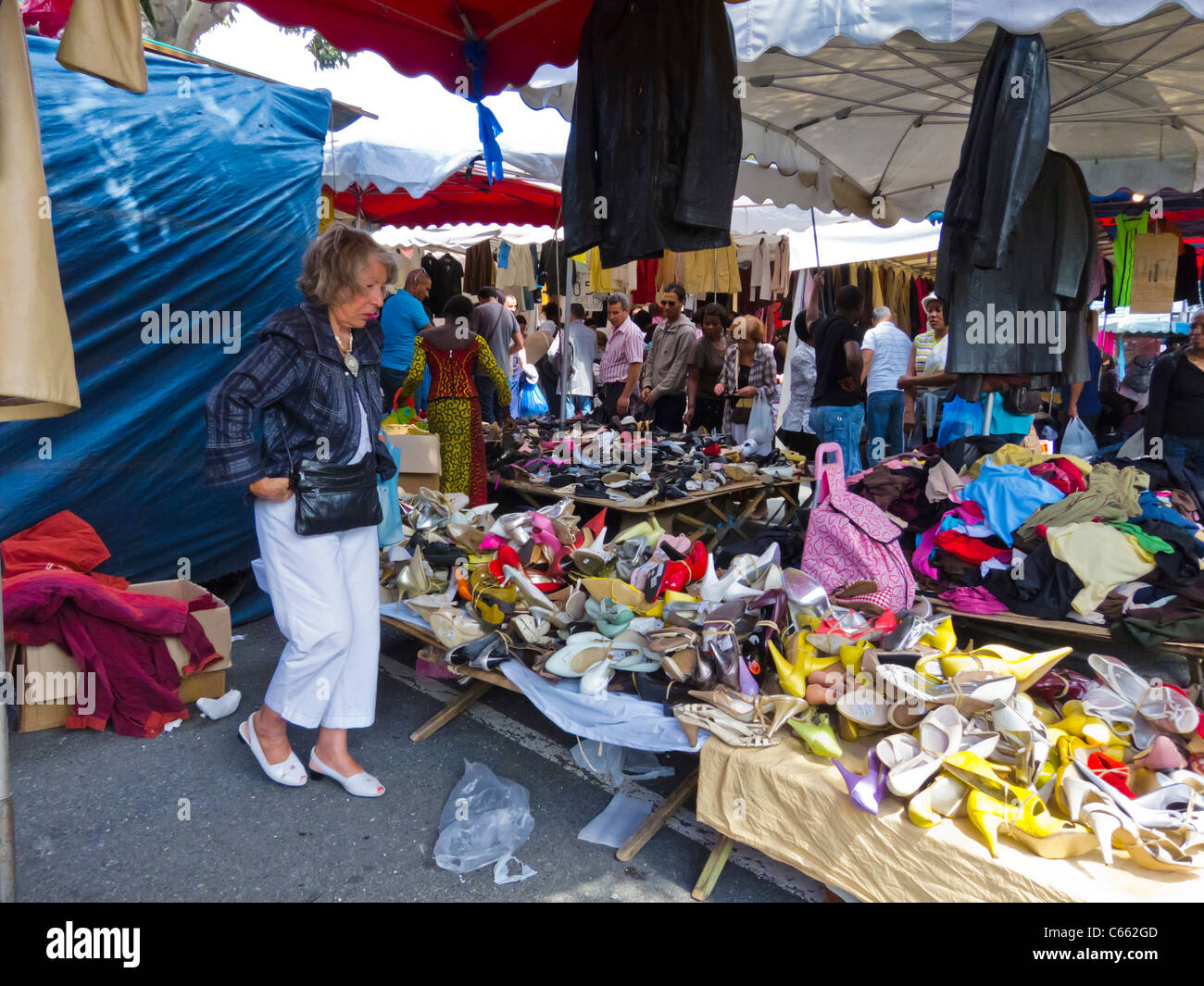 MONTREUIL París, Francia, Escena de la calle, Mujeres que compran ropa usada en Montreuil Flea Market, Suburbios, de stock - Alamy