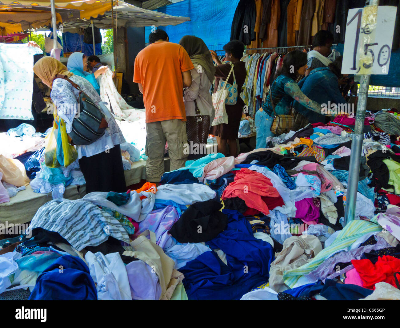 Paris, gente comprando ropa usada el mercado de pulgas de Montreuil, Suburbs, moda rápida de stock Alamy