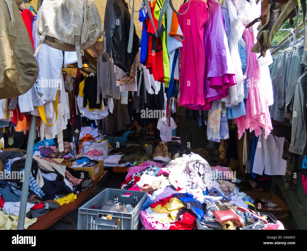 Paris, Ropa usada venta en Montreuil Flea Market, color de la ciudad de stock - Alamy