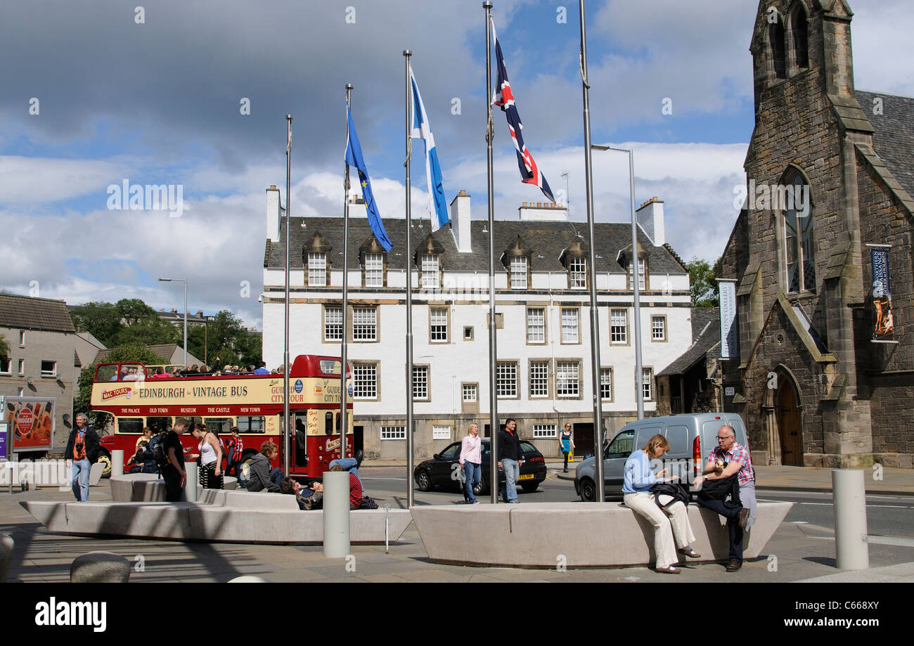 La Queen's Gallery Edimburgo Scotland Reino Unido y vintage tour bus Foto de stock