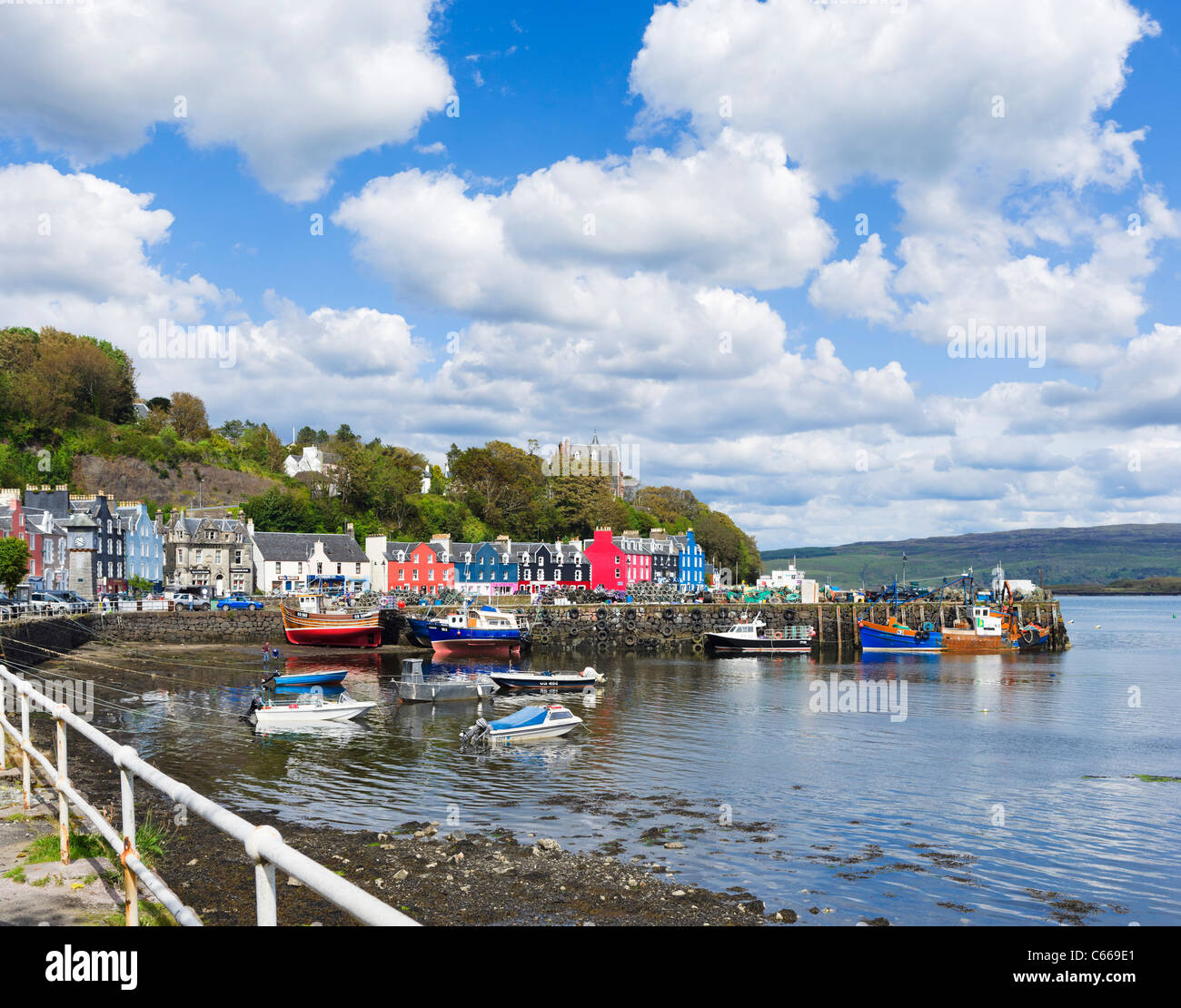 La marea baja en el pintoresco puerto pesquero de Tobermory en la isla de Mull, Inner Hebrides, Argyll and Bute, en Escocia, Reino Unido Foto de stock