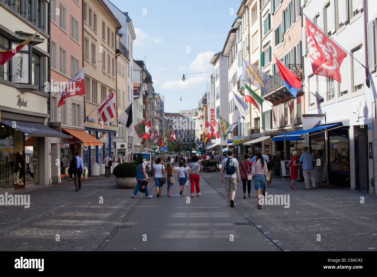 Los turistas de compras en Zürich, Suiza Foto de stock
