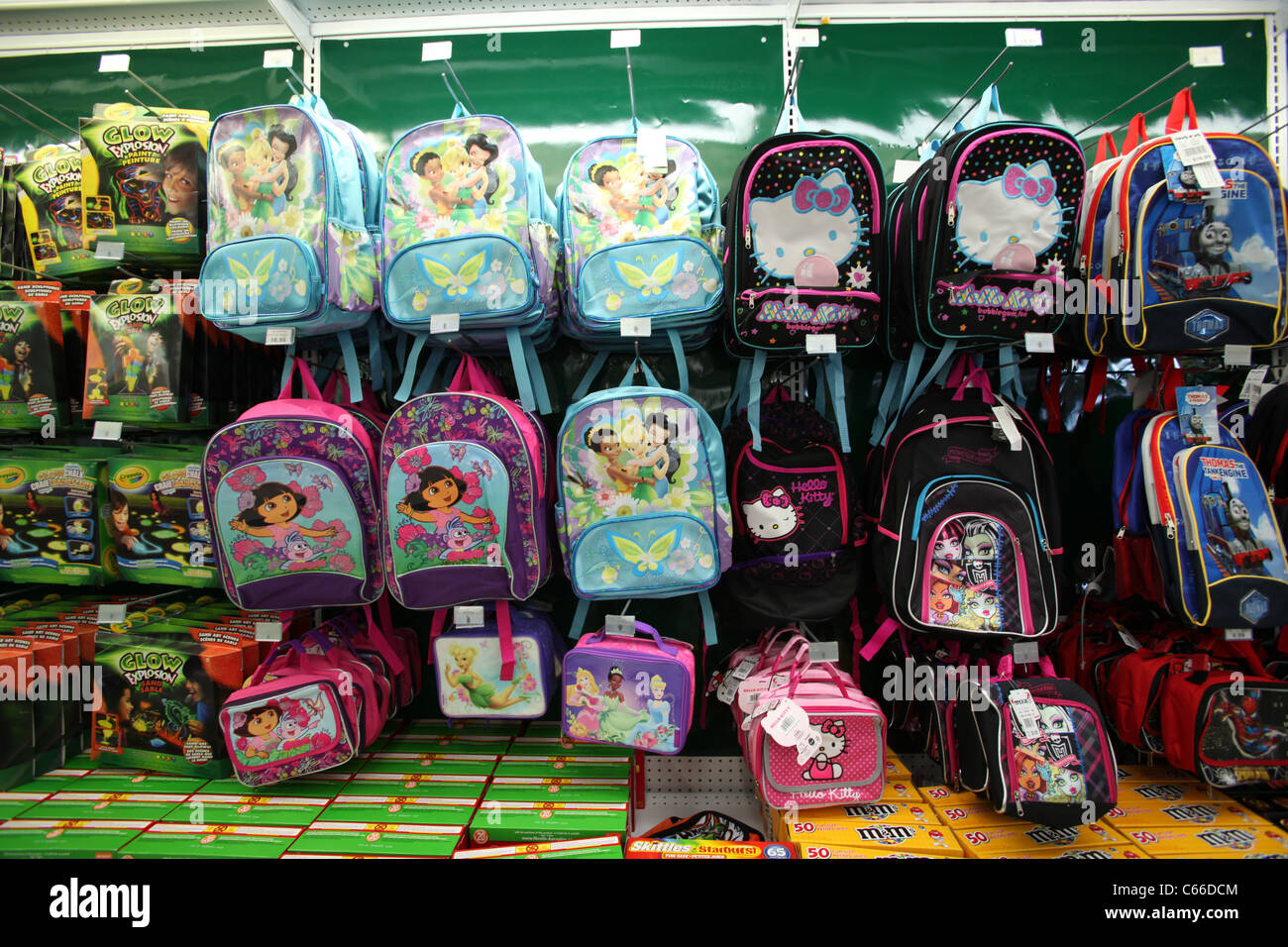 Coloridas mochilas escolares en la pantalla para la venta en la tienda de Toys  R Us en Toronto, Canadá Fotografía de stock - Alamy