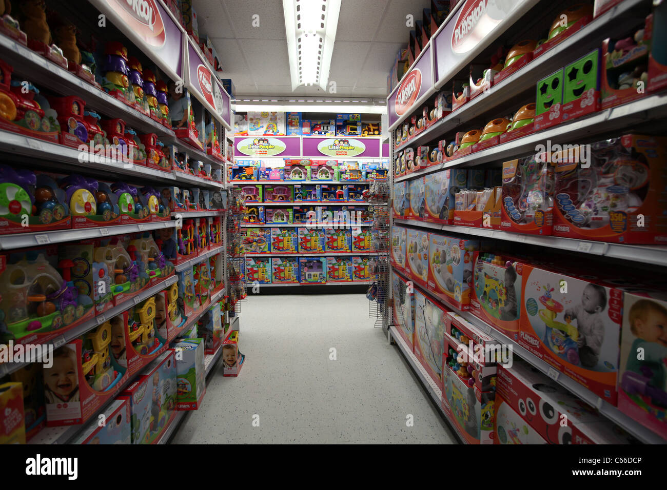 Los juguetes del bebé en la tienda de Toys R Us en Vaughan Mills Mall en  Toronto, Canadá Fotografía de stock - Alamy
