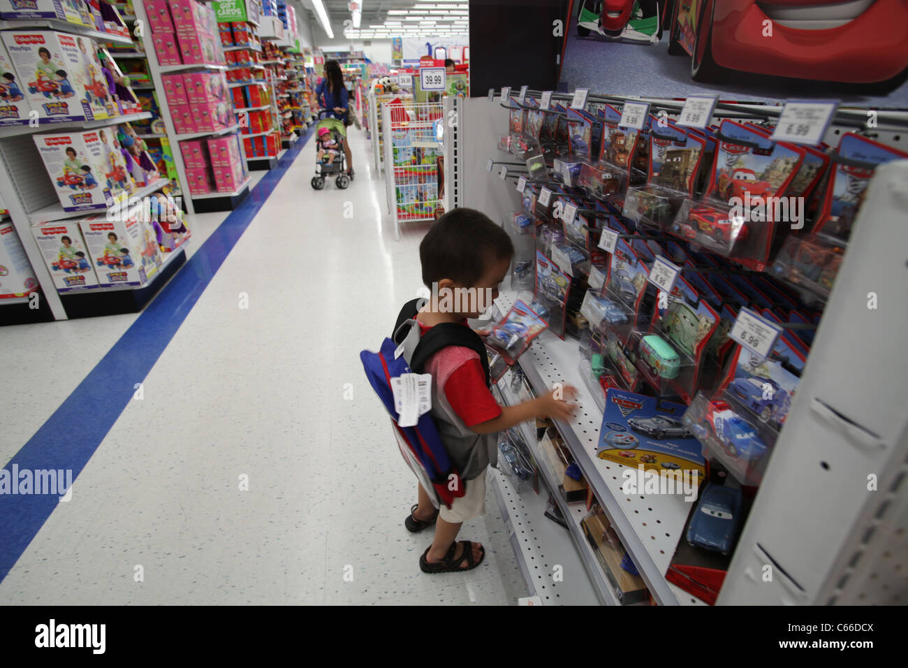 Niño con su nueva mochila en Toys R Us store antes del nuevo año escolar  Fotografía de stock - Alamy