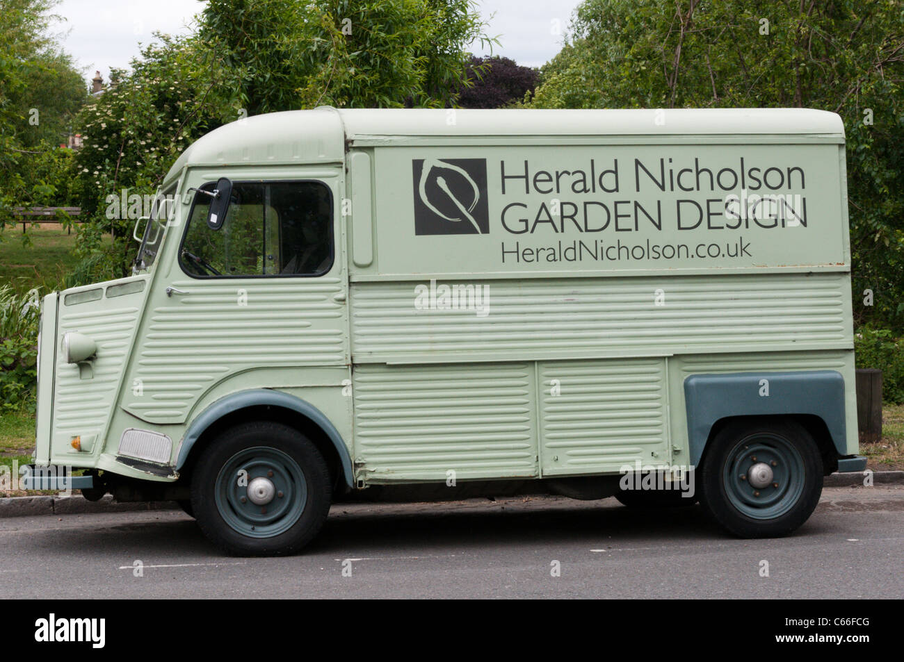 Un Citroën Tipo H Van usada por el diseño de jardines asociación Herald Nicholson, estacionado en el sur de Londres. Foto de stock