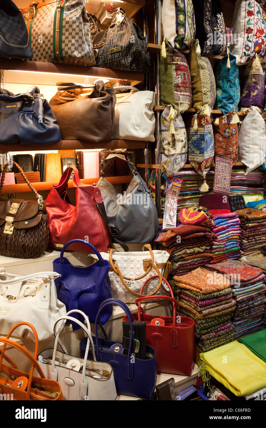 Turquía, Estambul, Sultanahmet, el Gran Bazar, el bolso de cuero mostrar  Fotografía de stock - Alamy