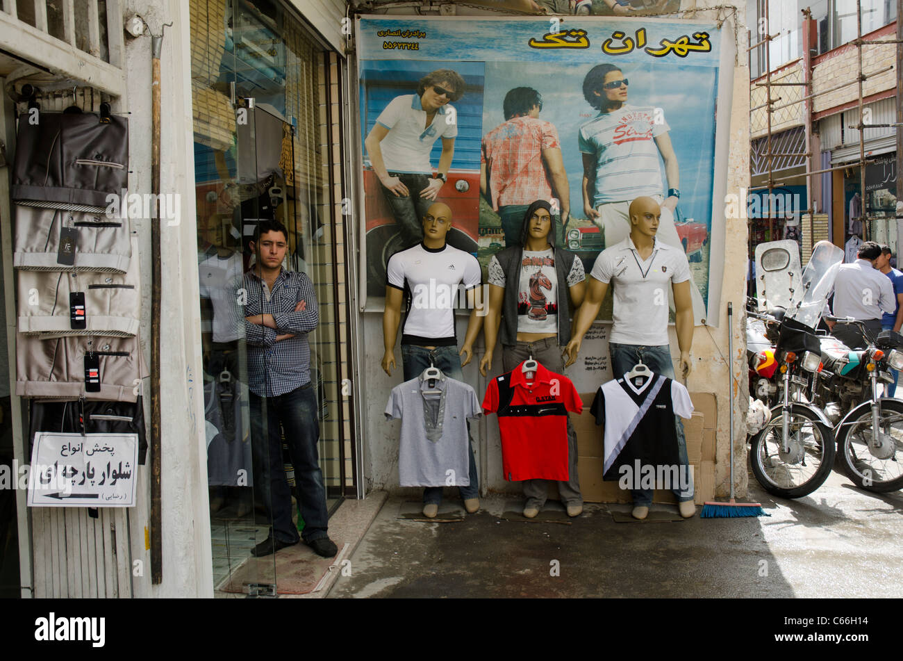 Hombre joven que vende ropa de estilo occidental en el centro de Teherán, Irán Foto de stock