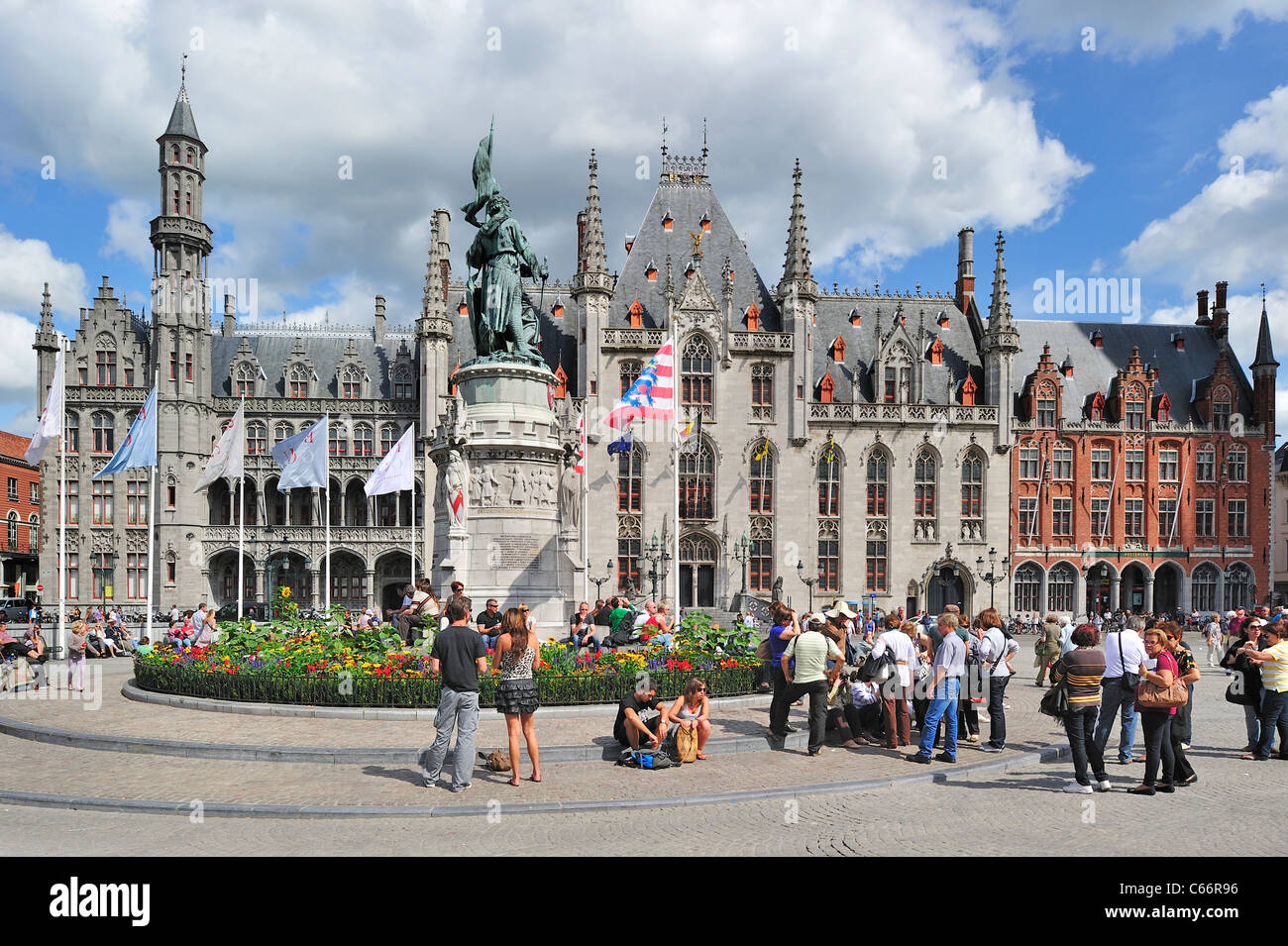 Tribunal Provincial, estatua de Jan Breydel y Pieter De Coninck y turistas en la plaza del Mercado / Grote Markt, en Brujas, Bélgica Foto de stock