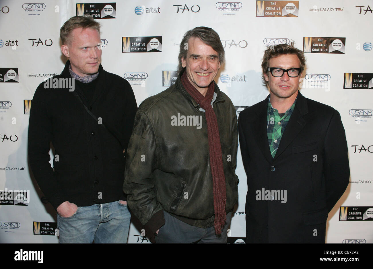 Paul Bettany, Jeremy Irons, Simon Baker en la terminal de llegadas para el año 2011 Premios Iniciativa creativa coalición Spotlight, TAO en el ascensor, Park City, Utah, 24 de enero de 2011. Foto por: James Atoa/Everett Collection Foto de stock