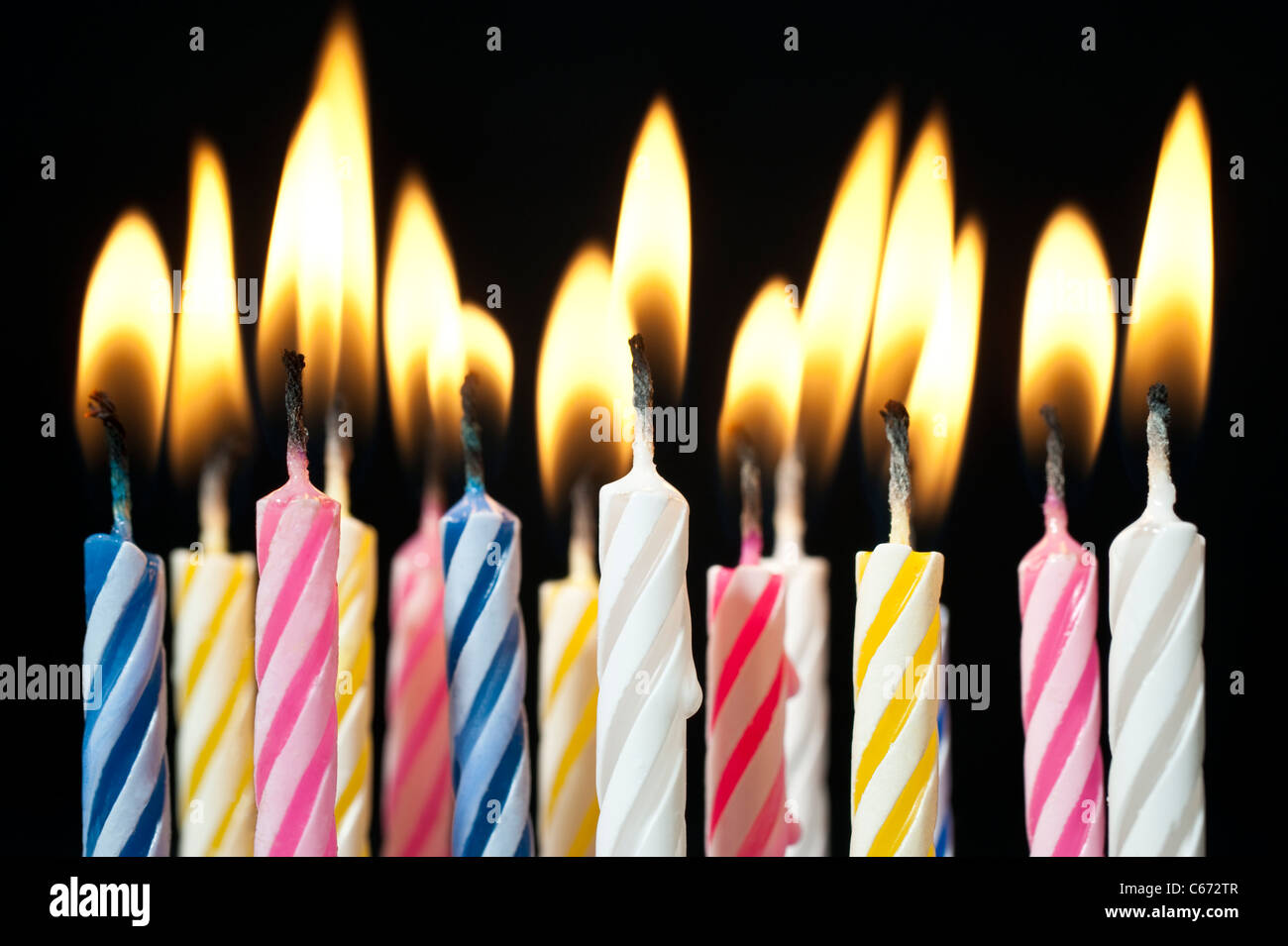 Velas de cumpleaños encendidas fotografías e imágenes de alta resolución -  Alamy