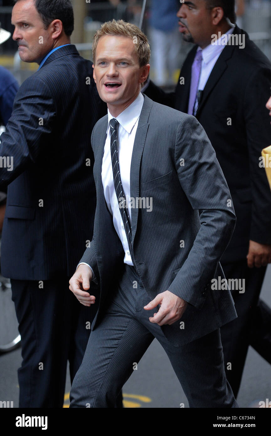 Neil Patrick Harris, entra en el Teatro Ziegfeld en el estreno de los pitufos, y acerca del Celebrity CANDIDS - SOL, , Nueva York, NY, 24 de julio de 2011. Foto por: Ray Tamarra/Everett Collection Foto de stock