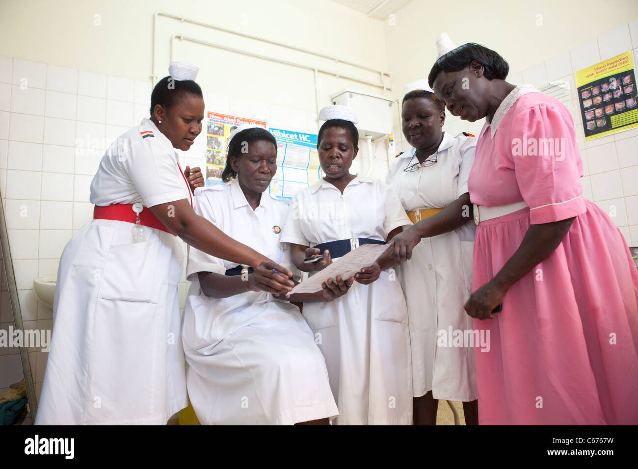 Las enfermeras se reúnen en el Hospital Regional de Remisión de Mbale en Mbale, Uganda oriental. Foto de stock