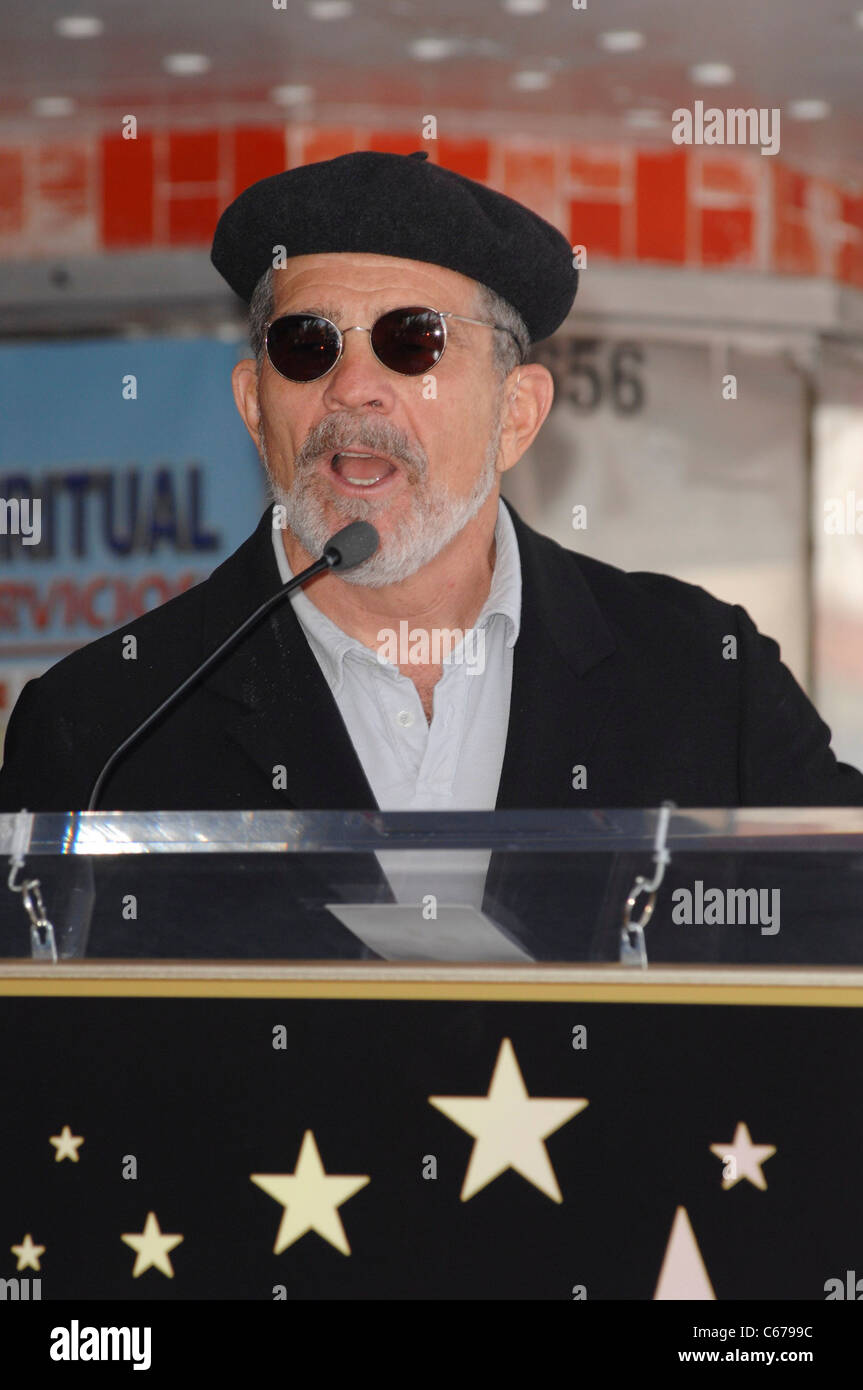 David Mamet en la ceremonia de inducción de una estrella en el Paseo de la Fama de Hollywood ceremonia por Joe Mantegna, Hollywood Boulevard, Los Angeles, CA, 29 de abril de 2011. Foto por: Elizabeth Goodenough/Everett Collection Foto de stock