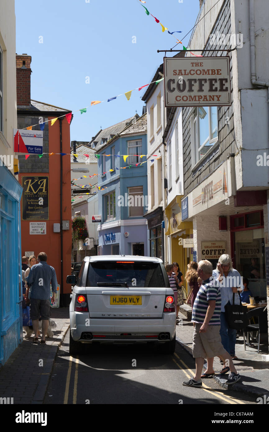 Tráfico de estrechas calles atascadas en Salcombe Devon Foto de stock