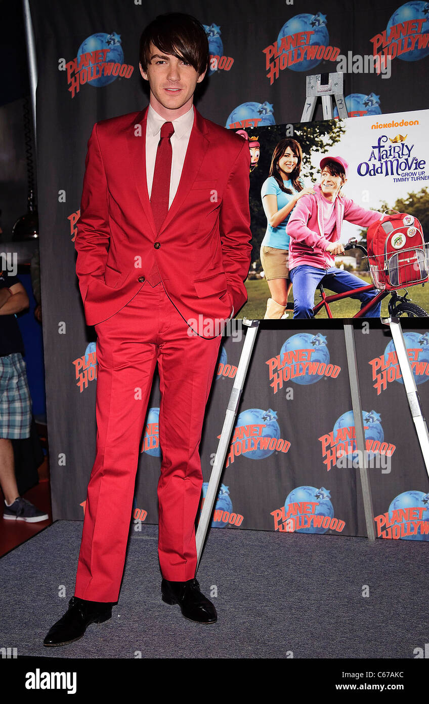 Drake Bell en la tienda para una apariencia bastante extraña película:  Crecer, Timmy Turner! Foto Op de fundición, Planet Hollywood de Times  Square, Nueva York, NY el 29 de junio de 2011.