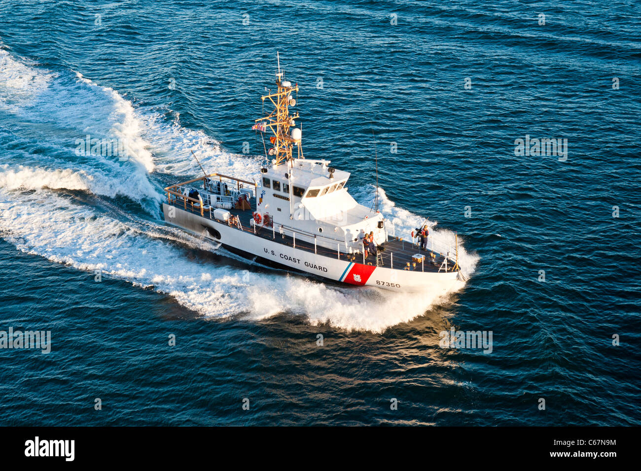 USCGC Petrel PETREL WPB 87350 - USCG lancha patrullera costera Coast Guard. La Bahía de San Diego, escolta de crucero al mar. Foto de stock