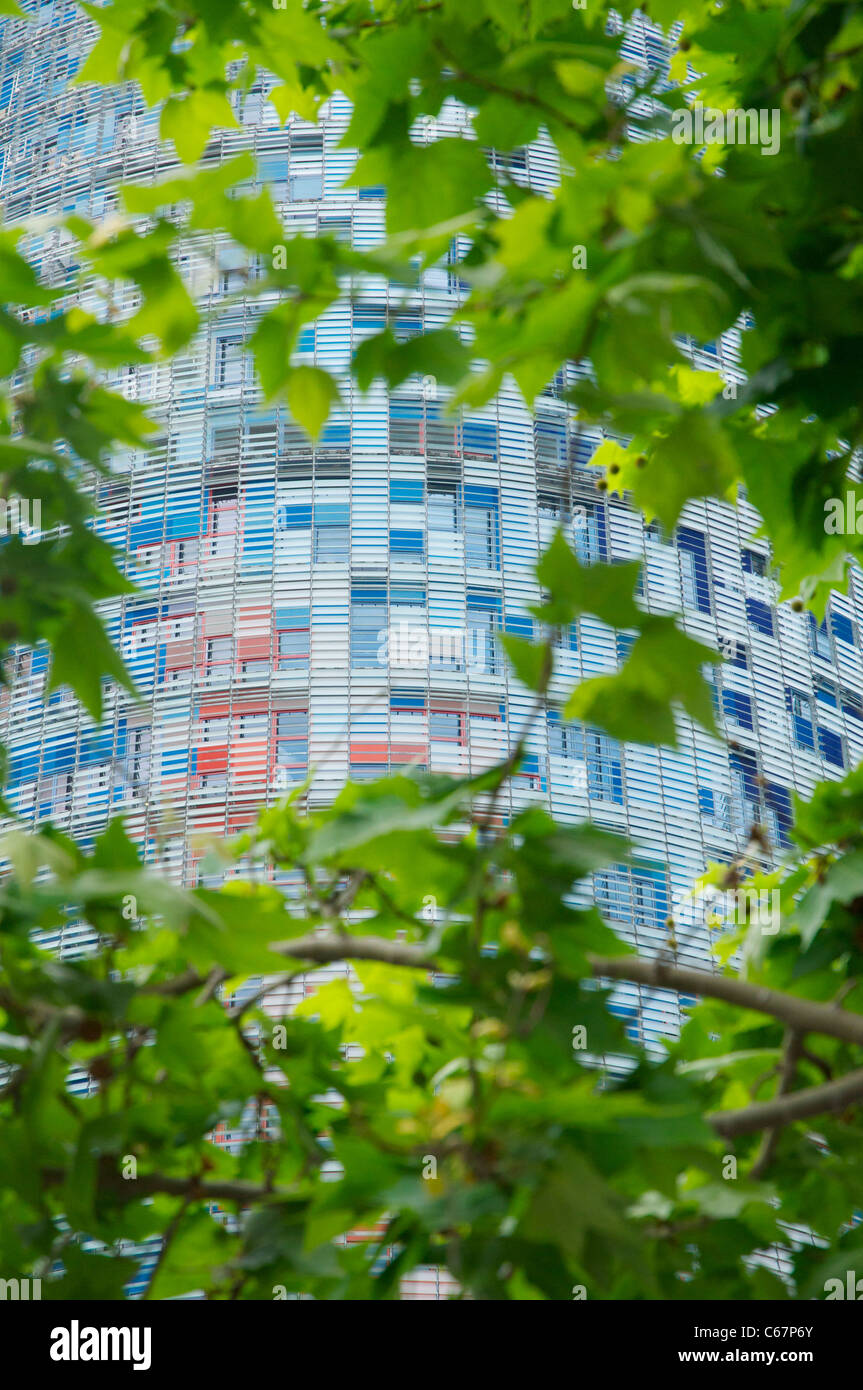 Torre Agbar a través de los árboles de la Avenida Diagonal Foto de stock