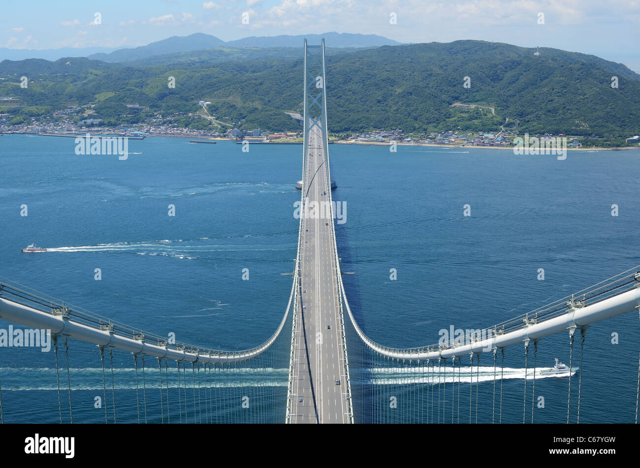 Puente Akashi Kaikyo en Kobe, Japón, visto desde casi 300 metros de altura. Foto de stock
