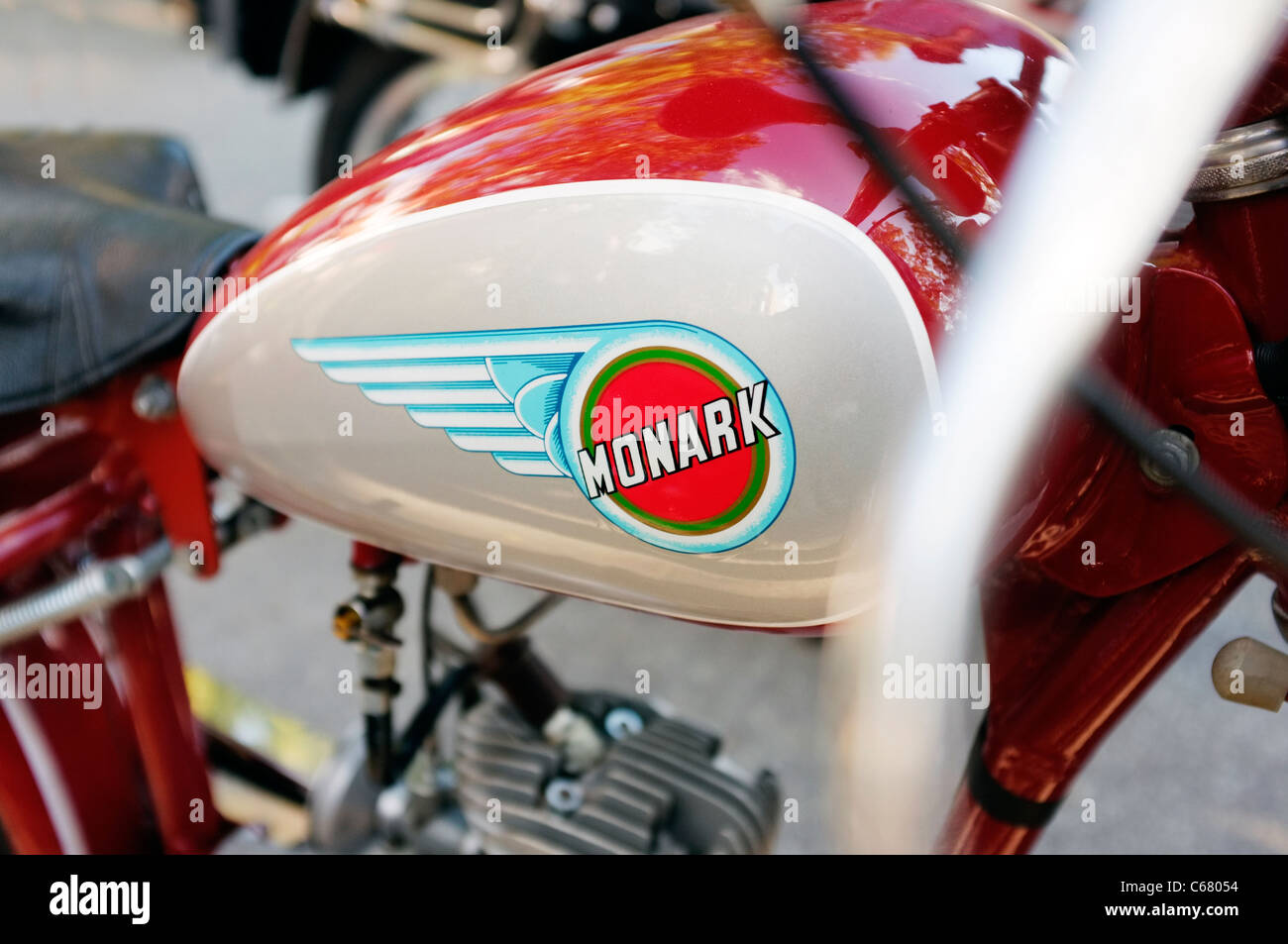 Dep sito de una vieja motocicleta marca Monark Sueco Fotograf a de