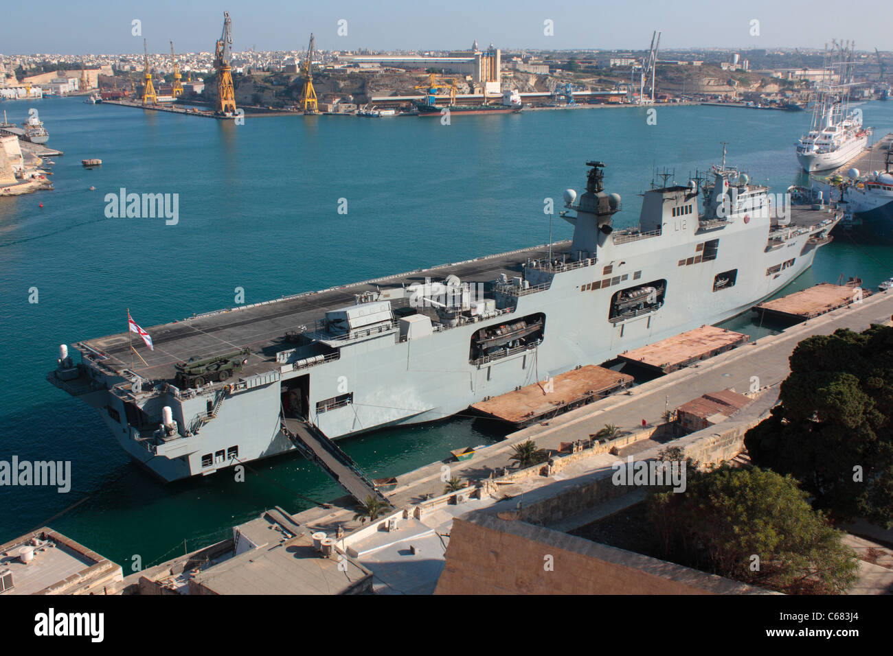 El buque de asalto anfibio de la Marina Real HMS Ocean Grand Harbour en Malta Foto de stock