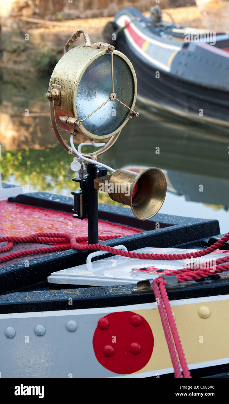 Luces y bocina delantera detalles sobre un canal boat Foto de stock