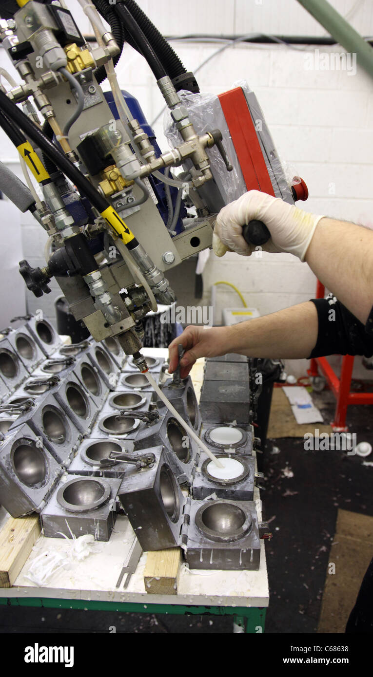 El proceso de realización de un núcleo de espuma química sliotar, lanzando la bola, O'Neills, Strabane, Irlanda Foto de stock