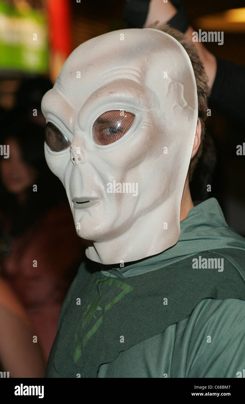 Alien mask fotografías e imágenes de alta resolución - Alamy
